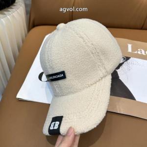 balenciagaブランド コピー 品    帽子セレブや芸能人からも愛用 2026?2026秋冬流行色紹介 一味違うケーブル編みが魅力満点.