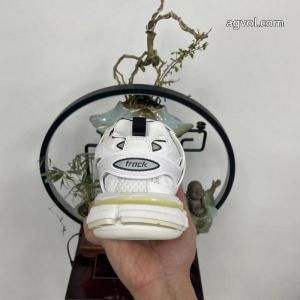 ブランド 偽物 通販スニーカー定番人気商品 ロゴが美しい 日本未入荷カラーbalenciaga.