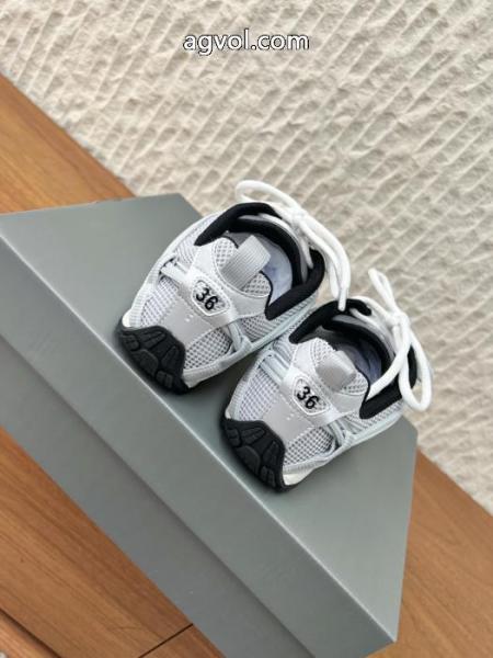 スニーカー最も注目する 毎日大活躍  上品なカジュアルコーデにバレンシアガブランド 偽物 通販. 6 