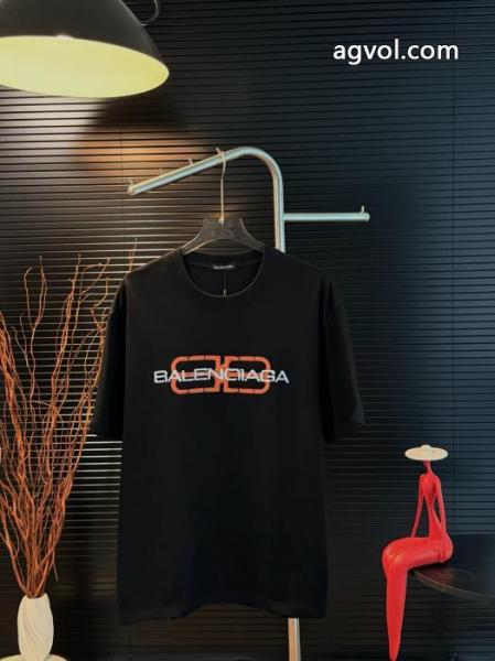 お洒落で人気アイテム 2026最新入荷 高級感漂う半袖Tシャツブランド コピー 優良店バレンシアガ 4