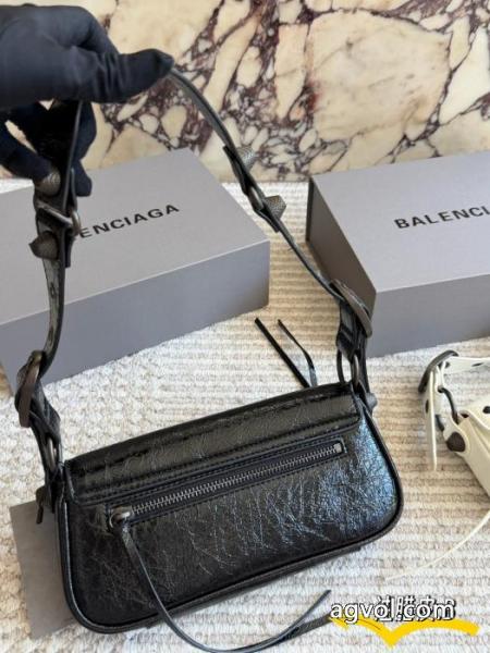 バッグブランド コピー  スタイリッシュな印象 話題沸騰中 入荷予定balenciaga 5 