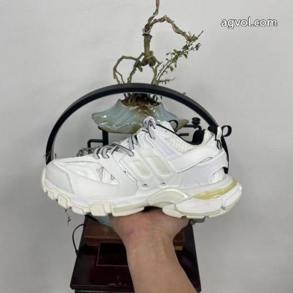 ブランド 偽物 通販スニーカー定番人気商品 ロゴが美しい 日本未入荷カラーbalenciaga. 5 